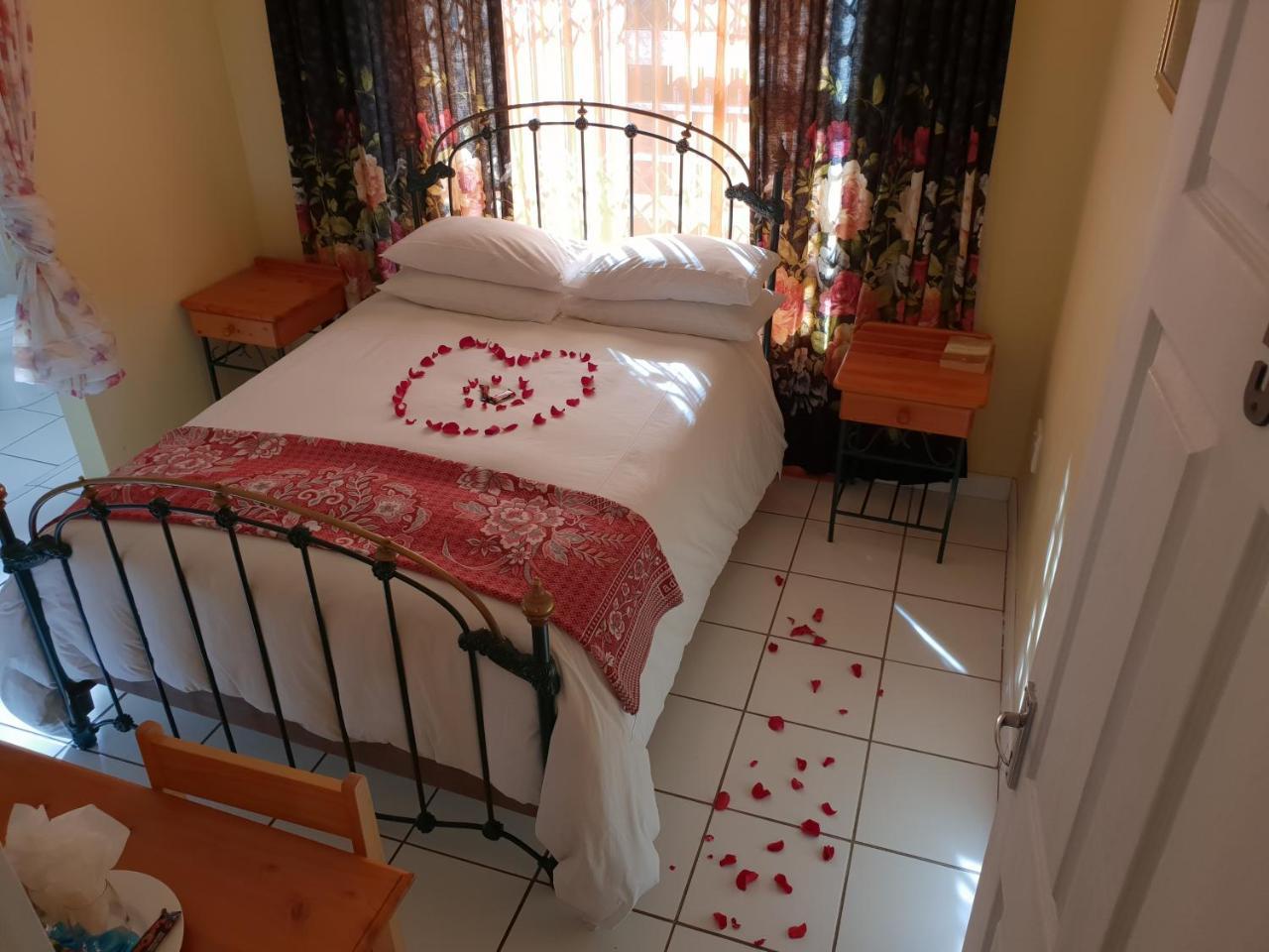 Ebenezer Guesthouse Bluewater Bay ポート・エリザベス エクステリア 写真